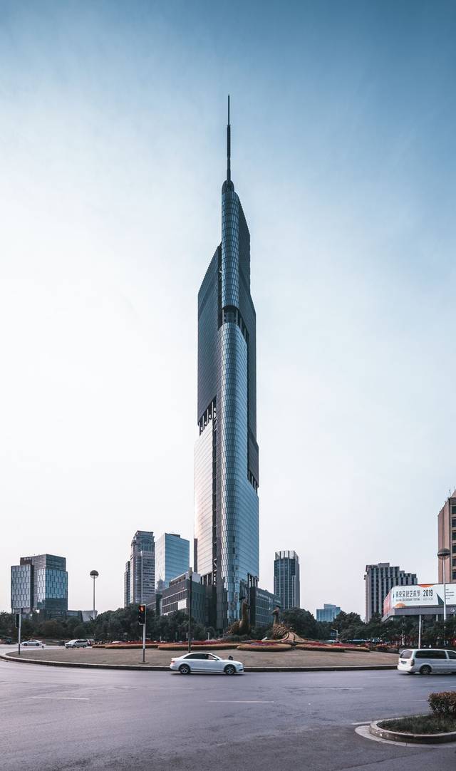 现代的鼓楼,高楼大厦林立 江苏         紫峰大厦直入云霄 百年名校