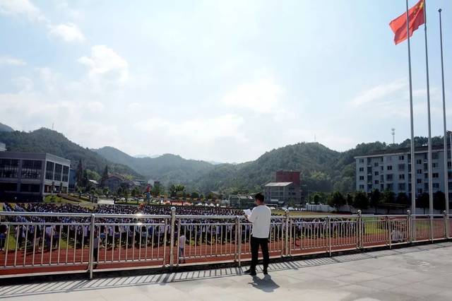 "日前,青田县船寮高级中学全校师生正为"创建市绿色学校"这一目标积极