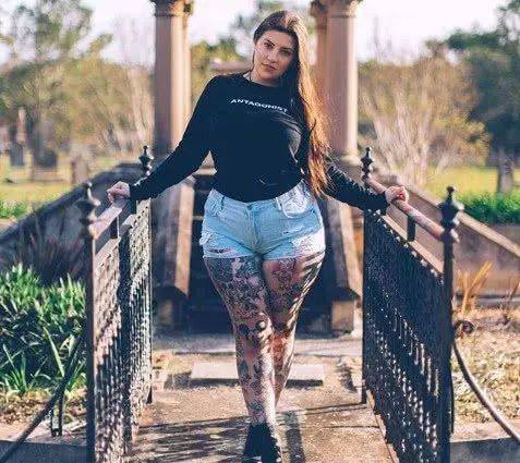 170斤大码女模,靠健身保持好体型,一身纹身太抢眼_手机搜狐网