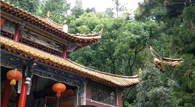 在盘龙祖师圆寂以后 宜良的岩泉寺就把每年的