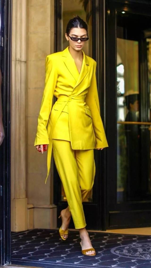 收腰版黄色西装套装干练利落,显瘦显高.温柔且有力量.
