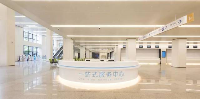 5米的圆形区域,敞开式服务台,这是通大附院新设置的一站式服务中心.
