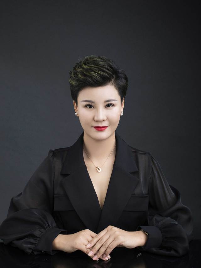刘亚杰,香港绣妍国际创始人,多次获得国内外纹绣美妆大奖,首创多个