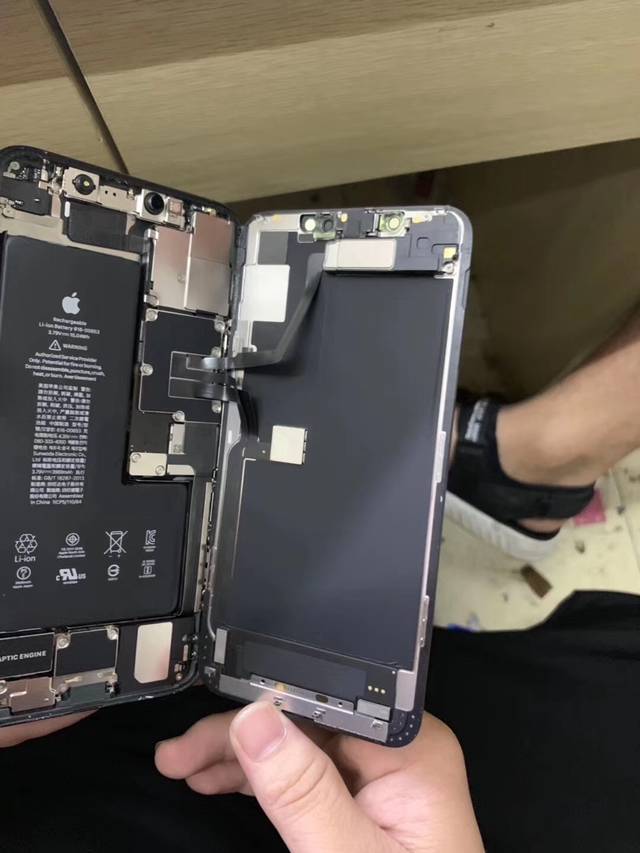 iphone11拆解,内存电池已经确认,有点小失望,内部就像艺术品