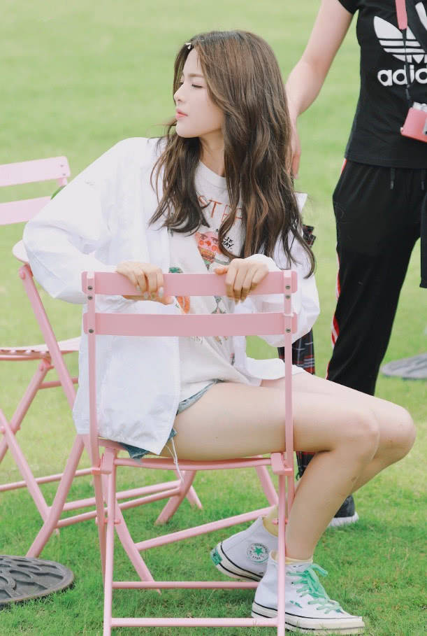 杨超越新剧开机,t恤 热裤 帆布鞋巨少女,这动作被指没教养!