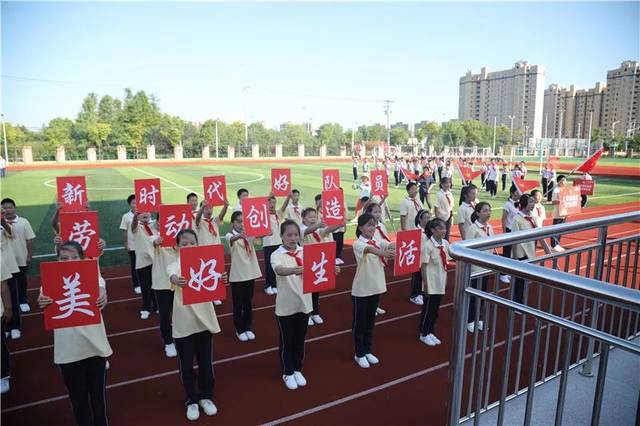 星星火炬由第一站梅园小学传递而来,来自南汇二中,南汇四中,南汇五中