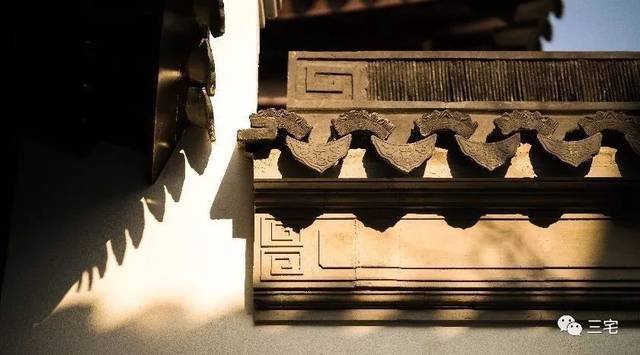 百科| 甘蔗脊:屋顶竖瓦片成排,两端刷回字纹