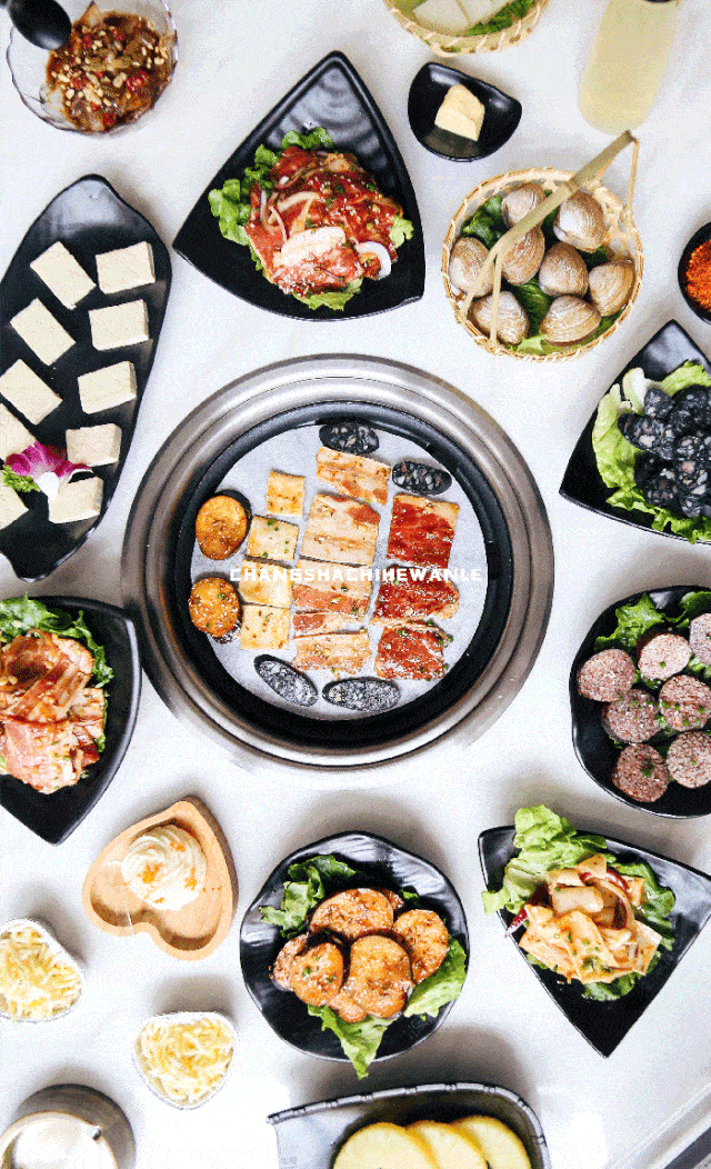 与三五好友相约于此,开启一场韵味十足的湘式烤肉.