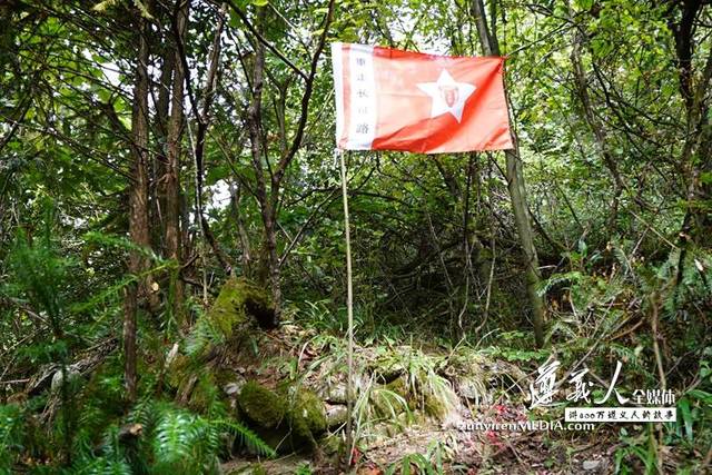 当地百姓尊称红军坟垭口发现简易埋葬的多座红军坟