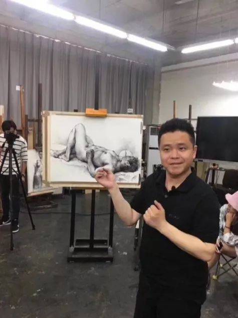 大学美术课院长亲自示范画裸体网友炸锅