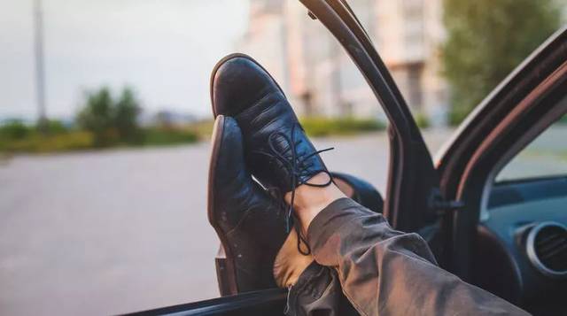 开车时的这些小动作,累积起来可以扣掉一本驾驶证!