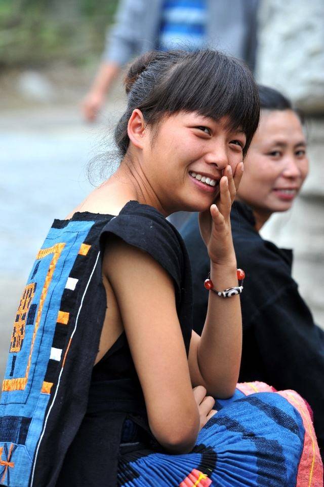 瑶族女性不穿内衣原因很奇葩弯腰时