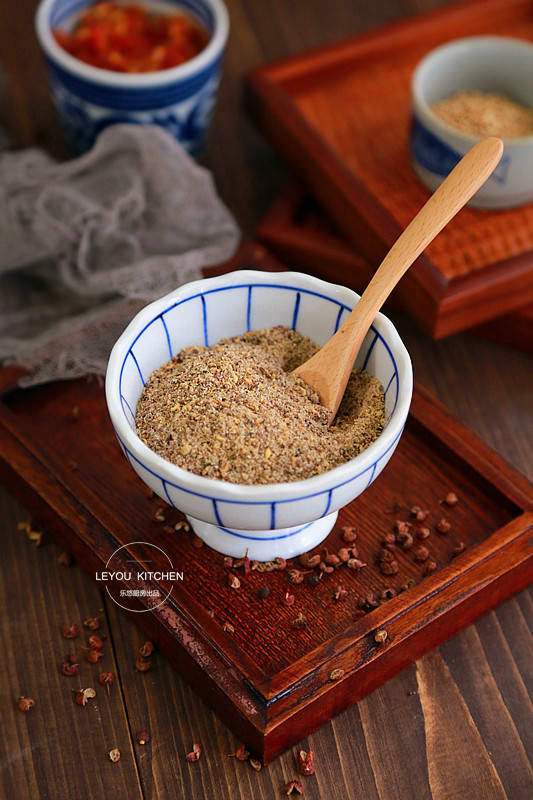 椒盐,是一种特别提味儿的调味料.正如其名,主要是用花椒和盐做成的.