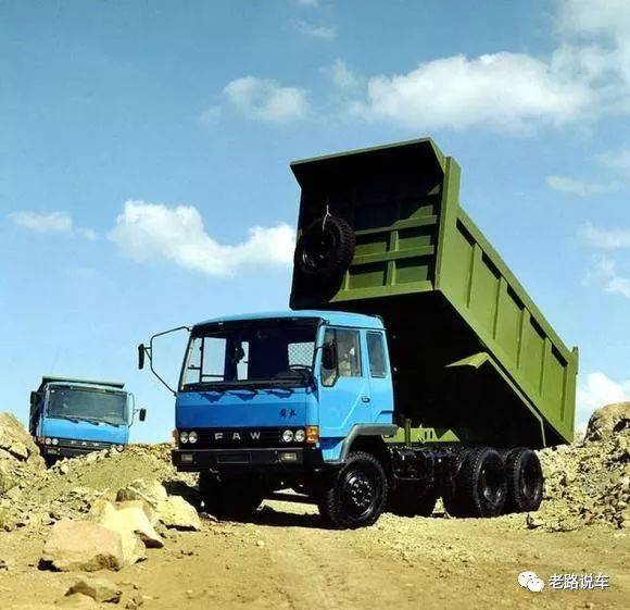 路边的经典红极一时的解放四大自卸车