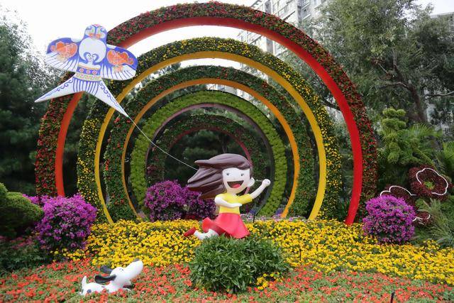 营造喜庆热烈的节日氛围 礼赞祖国70华诞 国庆花坛扮靓长安街