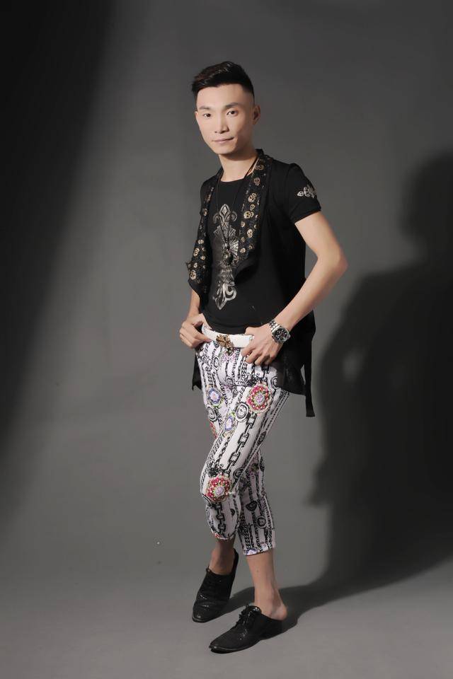 结语:十余年的演艺生涯,见证了歌手艺涛从青涩到成熟,从歌手到唱兹怂