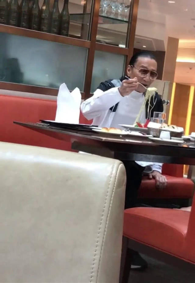 9月20日从港媒再一次的传出了关于他的新消息,谢贤心情大好,连吃饭都