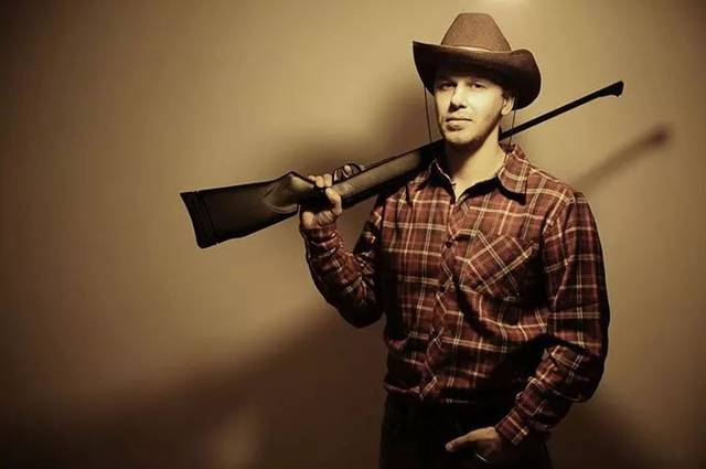 左轮手枪  19世纪的淘金热潮,无数做着寻找宝藏梦想的人们来到西部