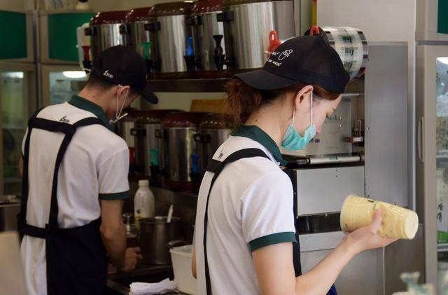 之前他在学校附近一家奶茶店做收银员的时候,服务的都是周边的年轻