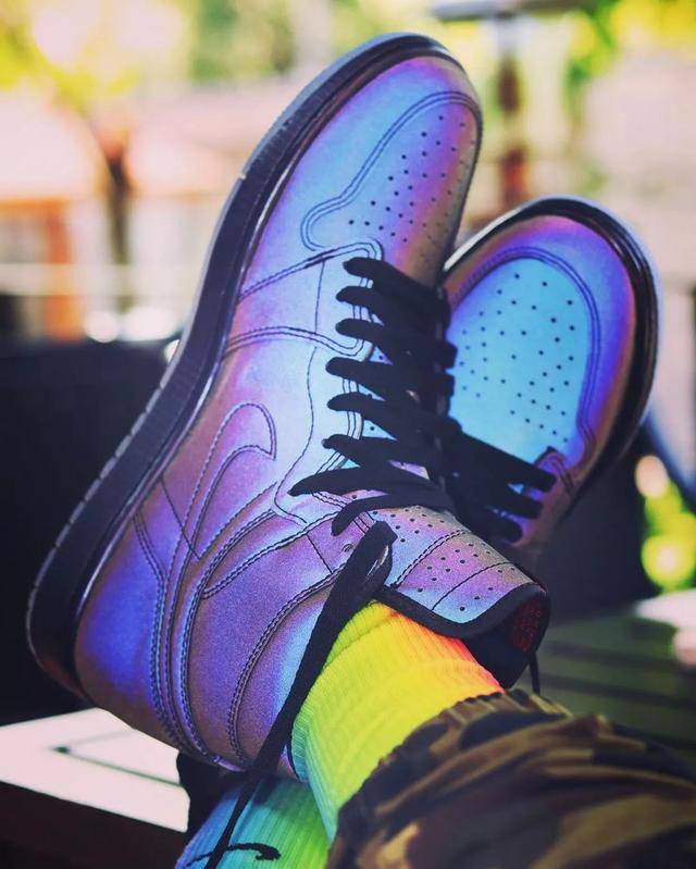 搭载 Zoom 气垫的 AJ1 年底发售!反光星空鞋面