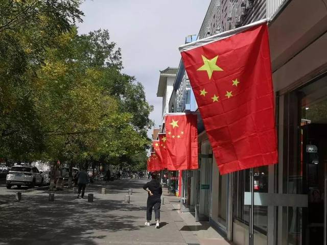 迎国庆,挂国旗,嘉峪关街头别样红!深情表白我爱你中国!