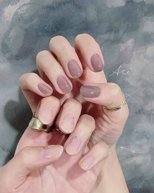 听说现在流行左右手不同色的鸳鸯美甲?
