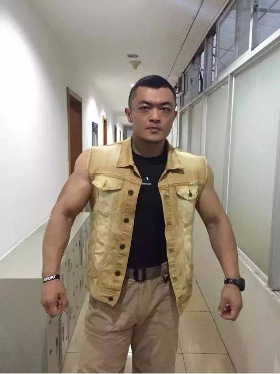 "中国肌肉特警"爆刷朋友圈,满身腱子肉硬汉风十足,罪犯看了都要颤抖!