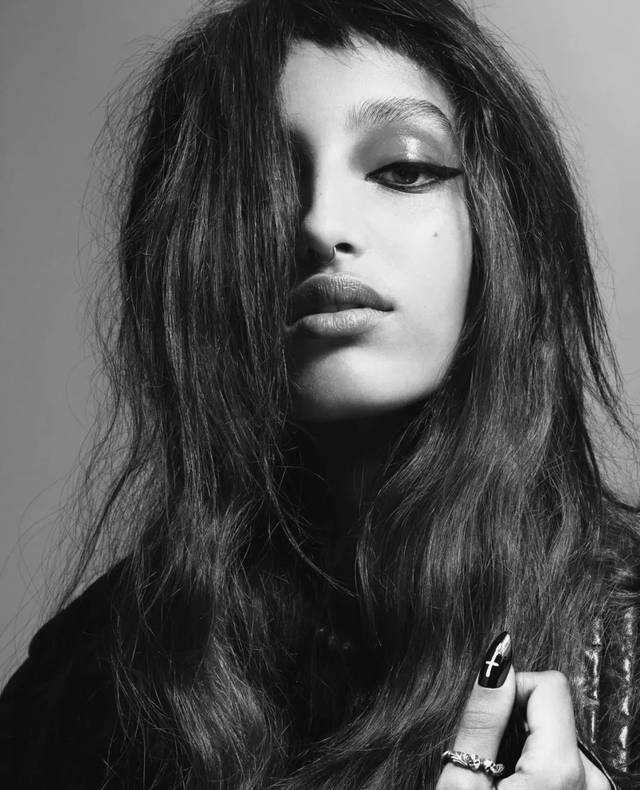 mona tougaard来自丹麦,是丹麦本土黑人模特,今年十七岁,而这一季度是