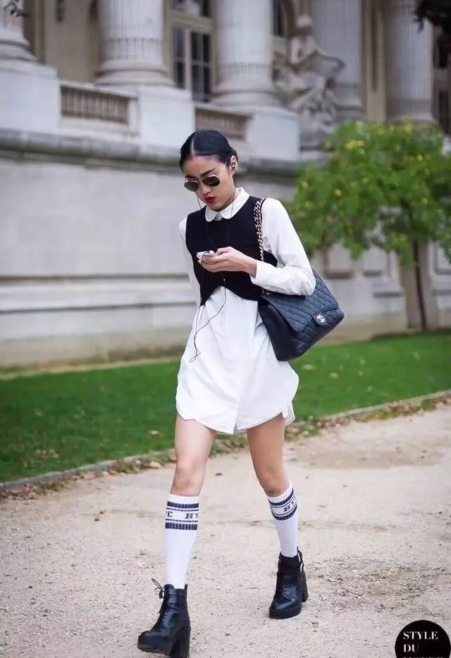 腿精妹妹尤爱中性打扮,一双带logo的袜子更增时髦度,穿搭就从细节处定