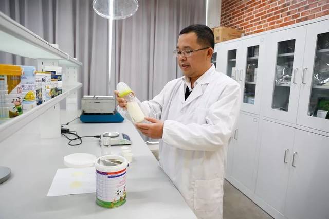 澳优中国区副总裁戴智勇入选"70年70人·同心耀星城"代表人物!