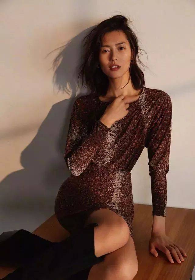 刘雯拿下新代言,穿橘色紧身针织裙配白鞋,小腿纤细笔直赚足眼球