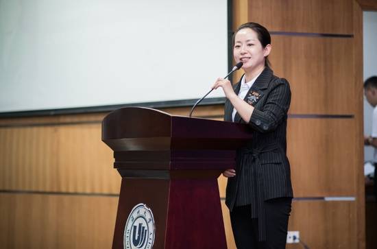 清华寒门女孩,毕业典礼演讲感动"千万学子",网友:无愧学霸!