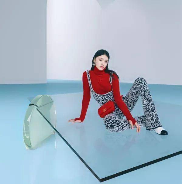 林允什么时候变得这么高级了?穿糖果裙配漆皮手套,又甜又酷