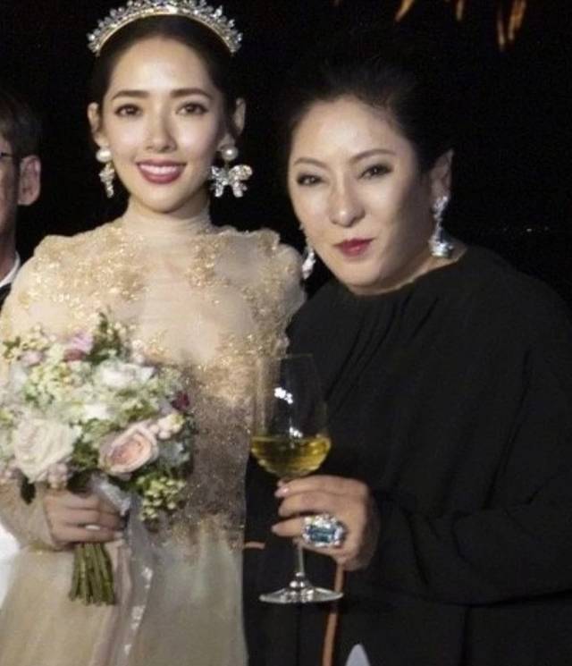 向太晒向佐郭碧婷结婚照,当看到郭碧婷向太的