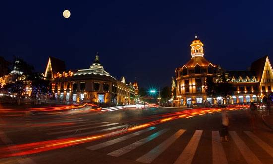 欧洲风情街坐落在武侯区桐梓林北路和桐梓林东路.全长1.