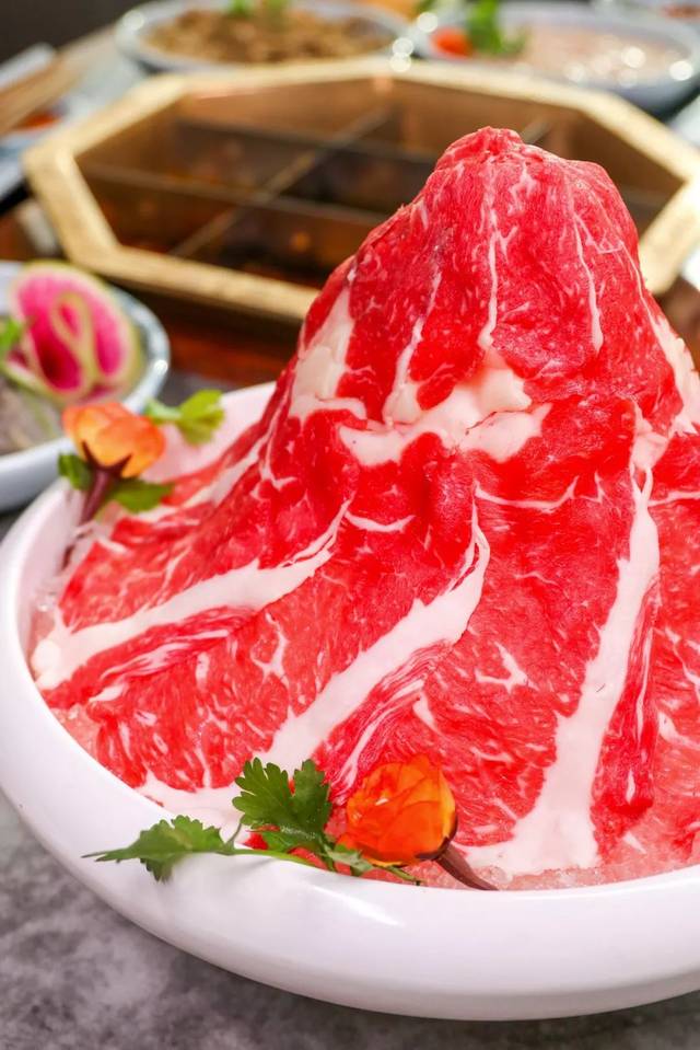 片得恰到好处的肥牛整齐地铺在冰上冰镇,能够保持最新鲜的滋味.