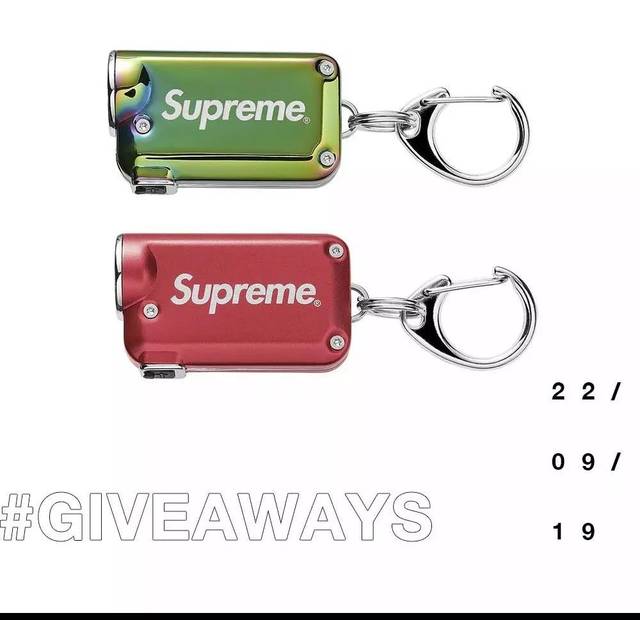 免费得到一个「Supreme NITECORE Tini Keychain」的机会