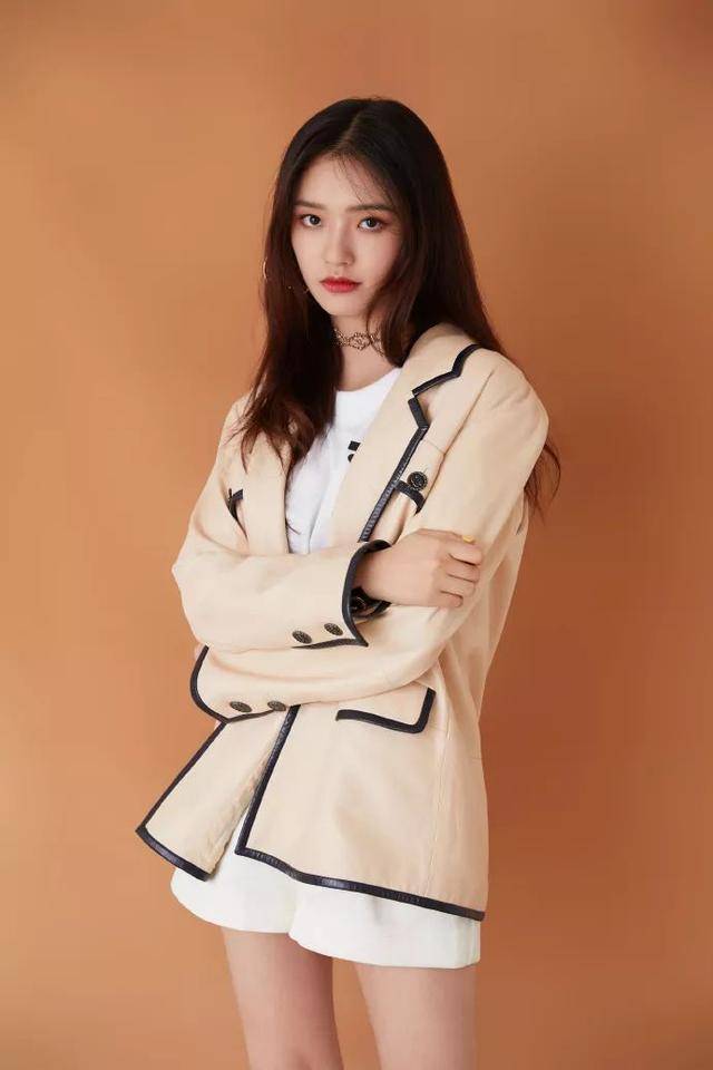 林允什么时候变得这么高级了?穿糖果裙配漆皮手套,又甜又酷