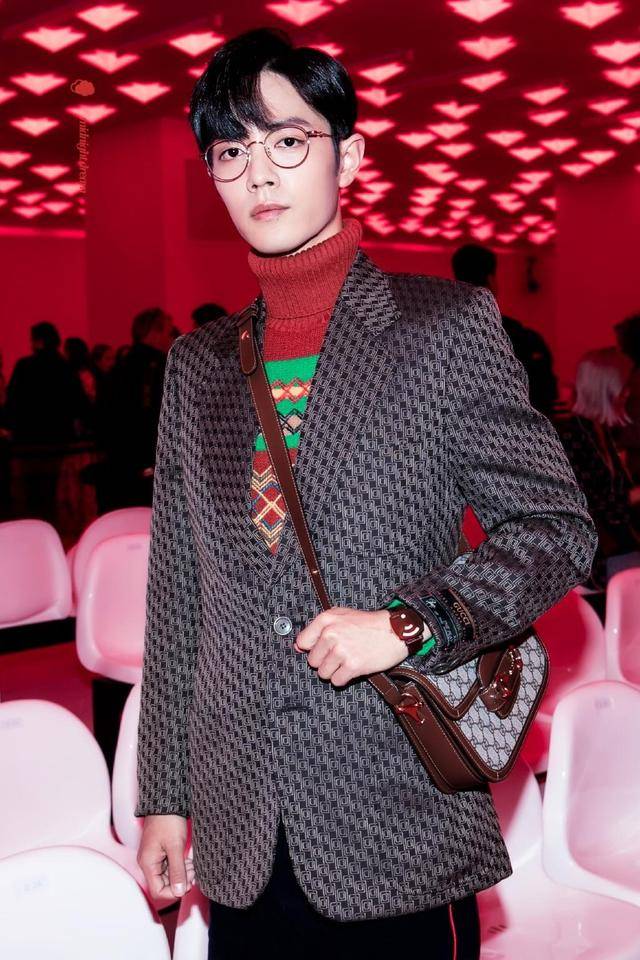 见面会的肖战也是马不停蹄地现身米兰,来到了2020年春夏gucci秀的现场