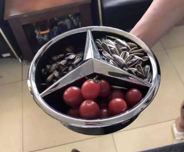 大奔的车标被人抠走了,为什么还有人偷奔驰车标