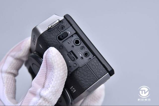 潮流复古轻巧机身,佳能eos m6 mark ii拆箱外观解析