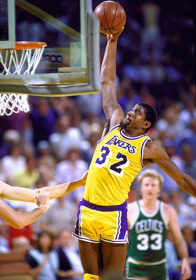 魔术师刚去湖人时,贾巴尔是球队老大,当年他表现如何?