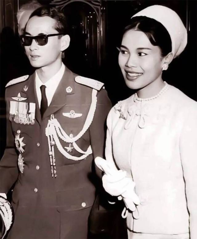 普密蓬国王德高望重,诗丽吉水涨船高,她的生日被政府定为母亲节_手机