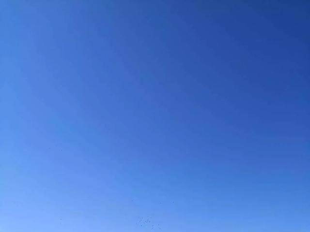 北京的秋天,天空蓝得像windows电脑桌面