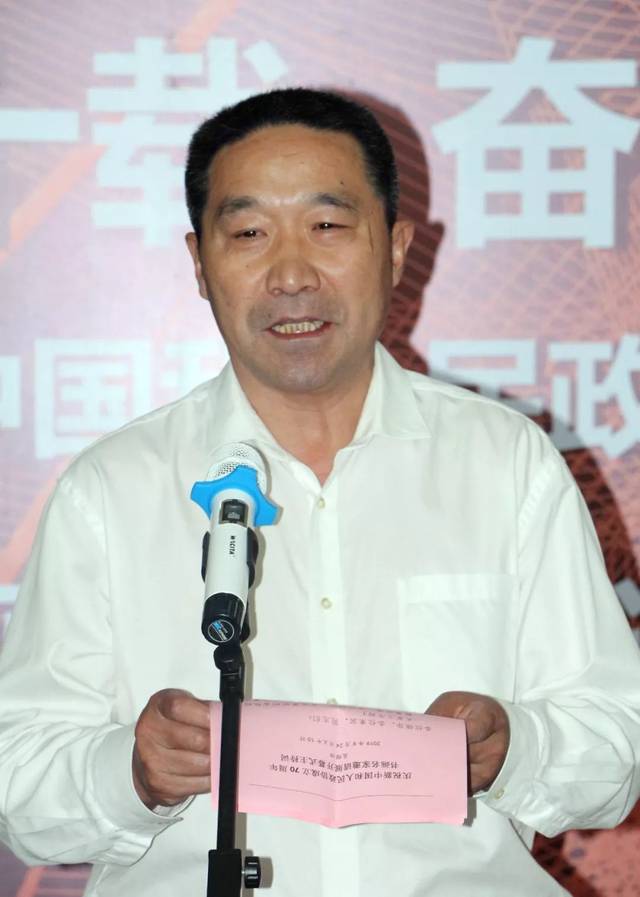 郑州市政协秘书长吴耀田主持开幕式展出的176件书画作品,有出自德高望