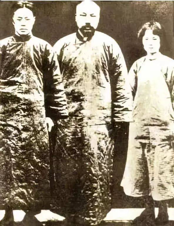 右侧为张挹兰1927年4月28日是李大钊先生英勇就义的日子