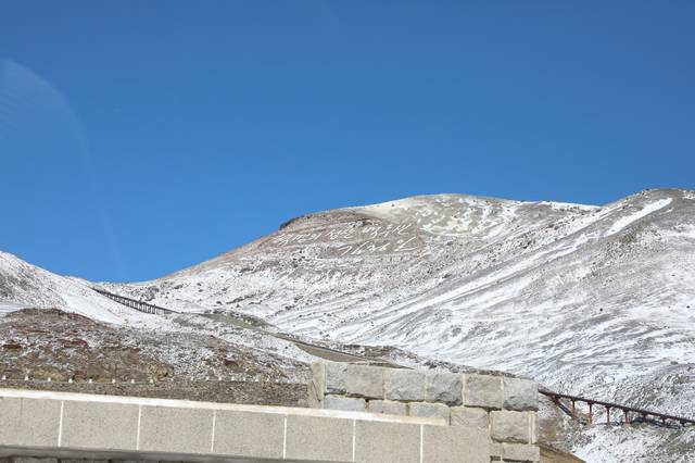 风雪探访朝鲜白头山:山脚城建热火朝天,山顶路难行寒风凛冽