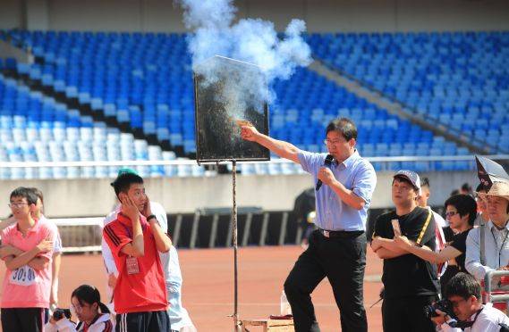 申屠校长为大赛打响了第一声发令枪短跑随着一声枪响,运动员们以最快