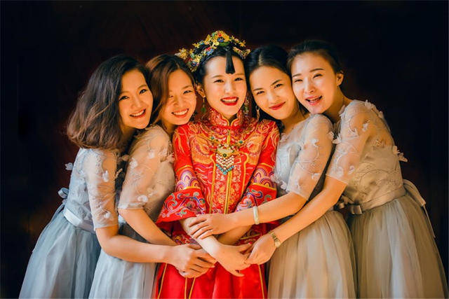 还会有姐妹团,可是,伴娘团已经是新娘的好姐妹了啊,那么姐妹团是