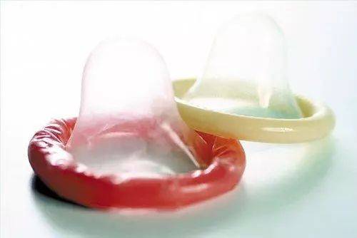 避孕套又叫安全套,俗称小雨伞,是男生和女生性生活的时候防止怀孕的一